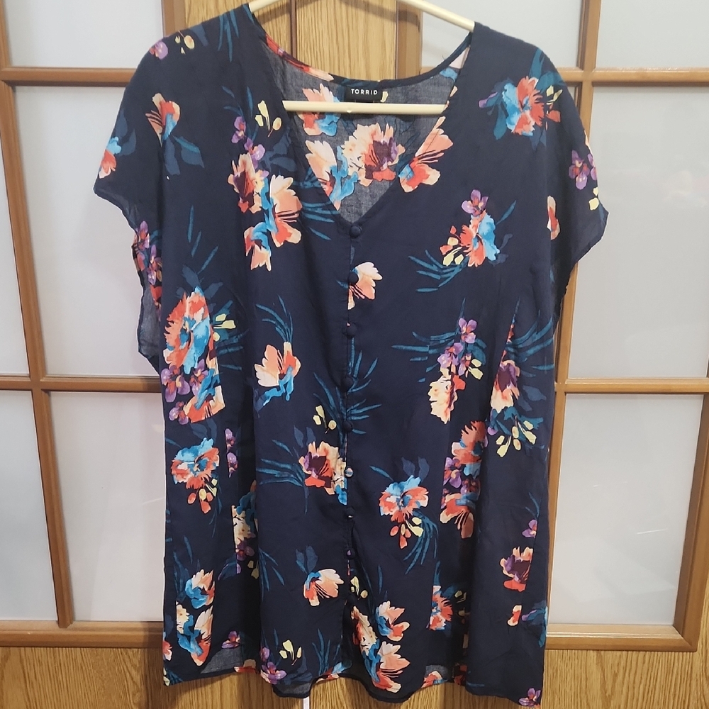 Torrid Women's Floral Navy Top Size 2x